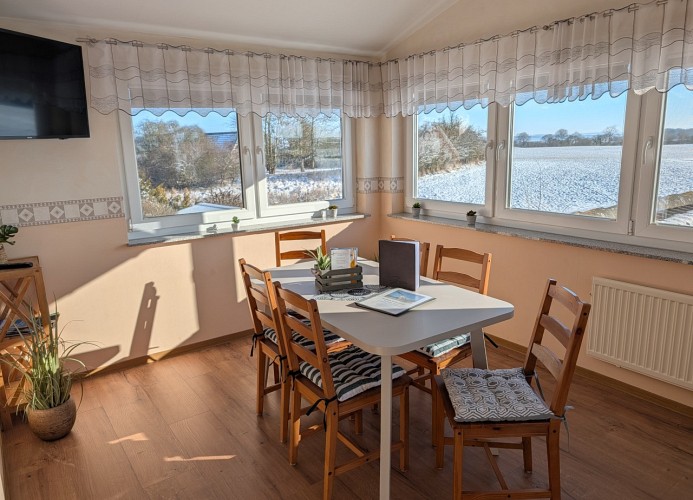 Esstisch mit Blick zur Ostsee