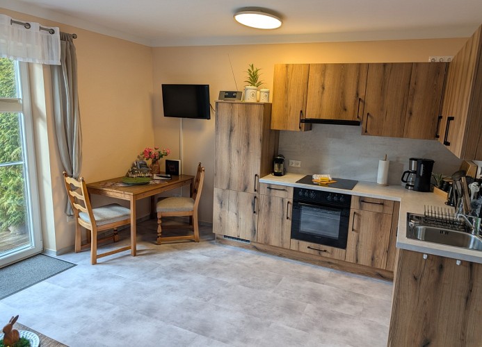 Küchenzeile mit Esstisch