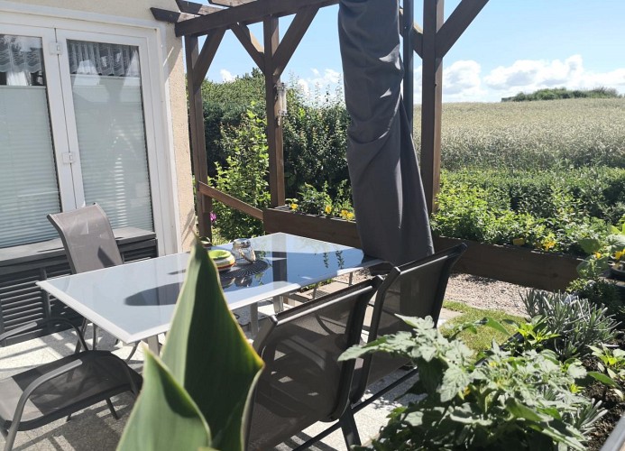 Terrasse mit Grill und Blick ins Grüne