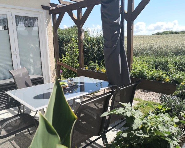 Terrasse mit Grill und Blick ins Grüne