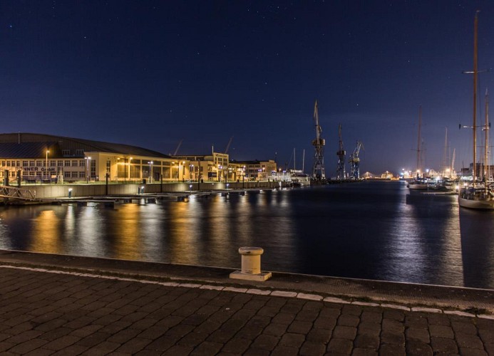 Wismarer Hafen bei Nacht